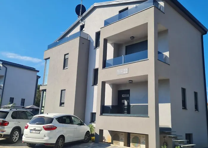 VAL21,VILLA 200 m FROM THE SEA WITH POOL AND FITNESs