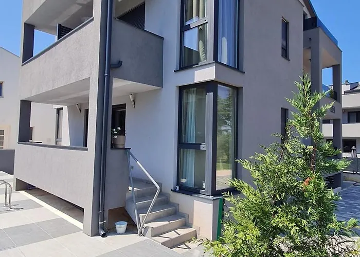 VAL21,VILLA 200 m FROM THE SEA WITH POOL AND FITNESs